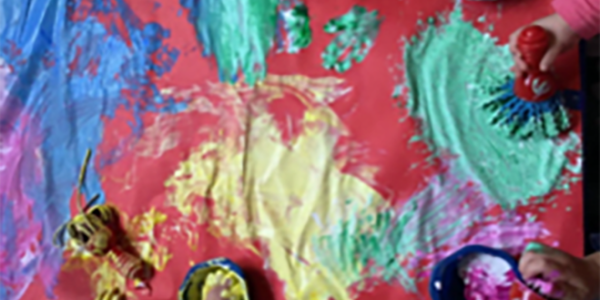 children fingerpainting