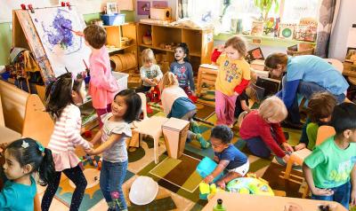 young children of varying backgrounds playing in a classroom