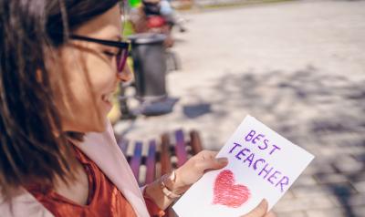 A teacher looking at a thank you card