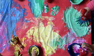 children fingerpainting