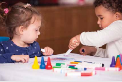 Preschoolers color together 