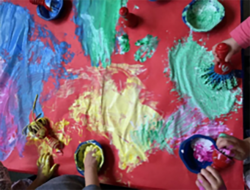 children fingerpainting